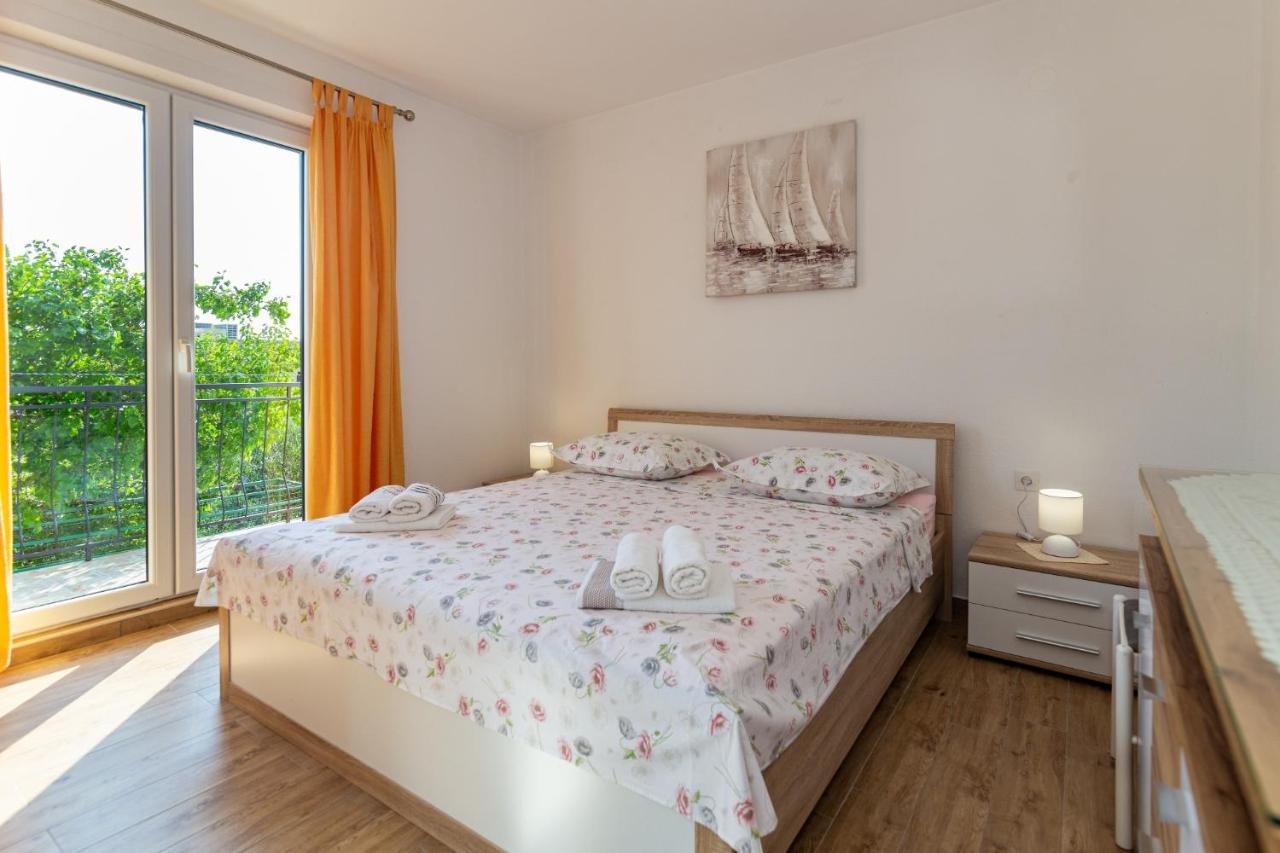 Navis Sea View Apartment With Pool Makarska Esterno foto