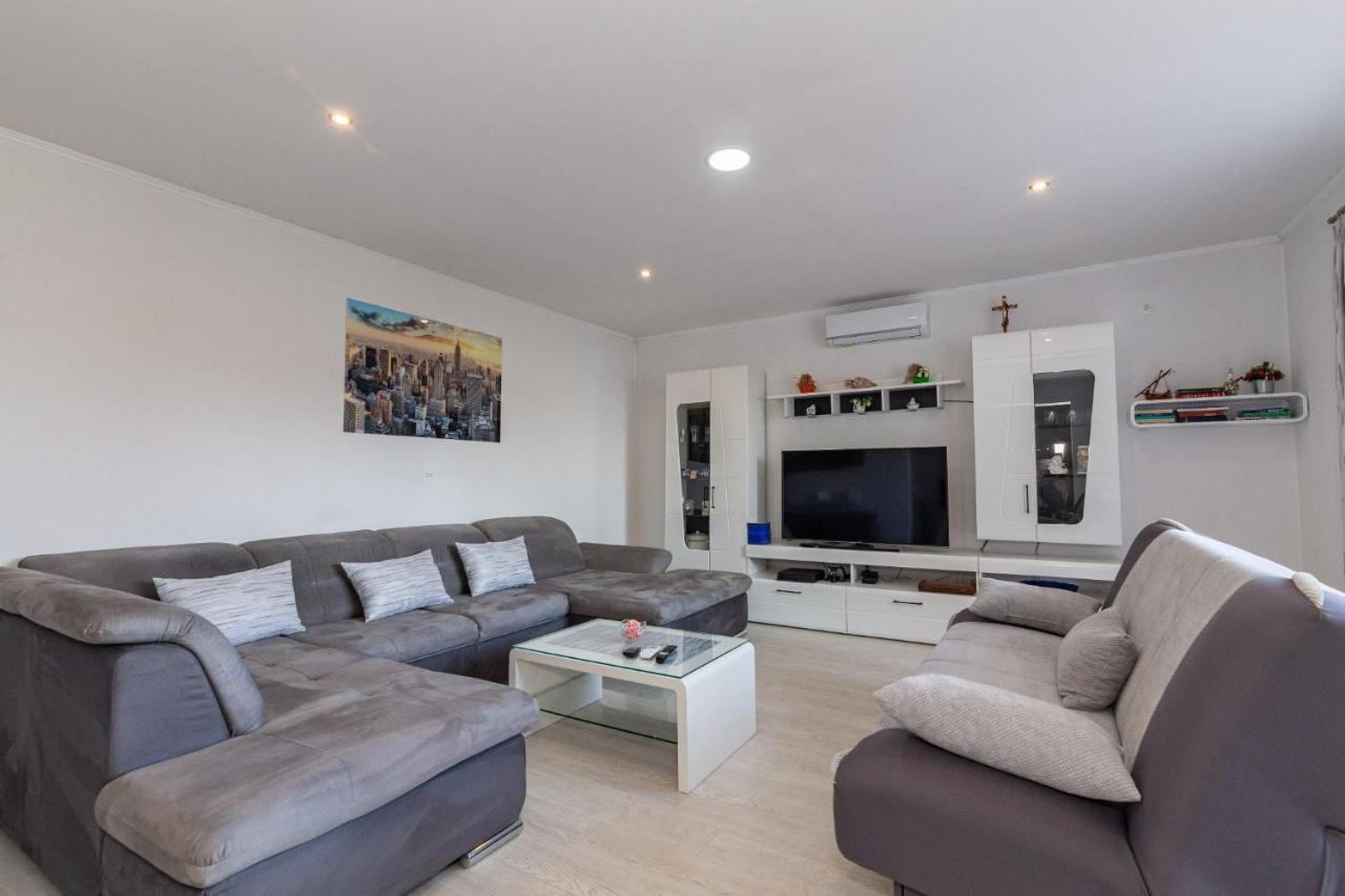Navis Sea View Apartment With Pool Makarska Esterno foto