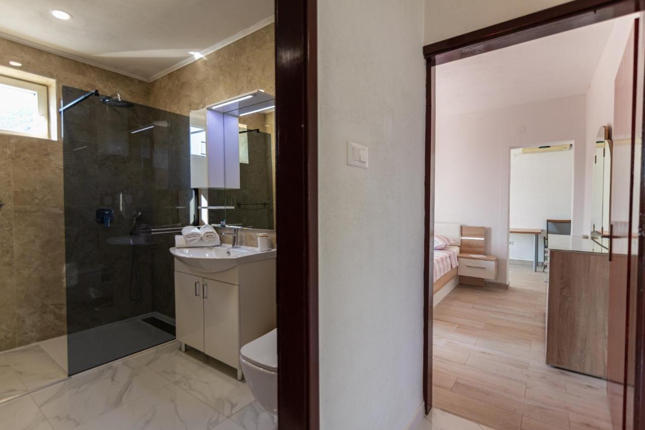 Navis Sea View Apartment With Pool Makarska Esterno foto